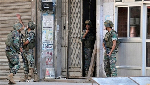 efectivos de las fuerzas libanesas en una redada